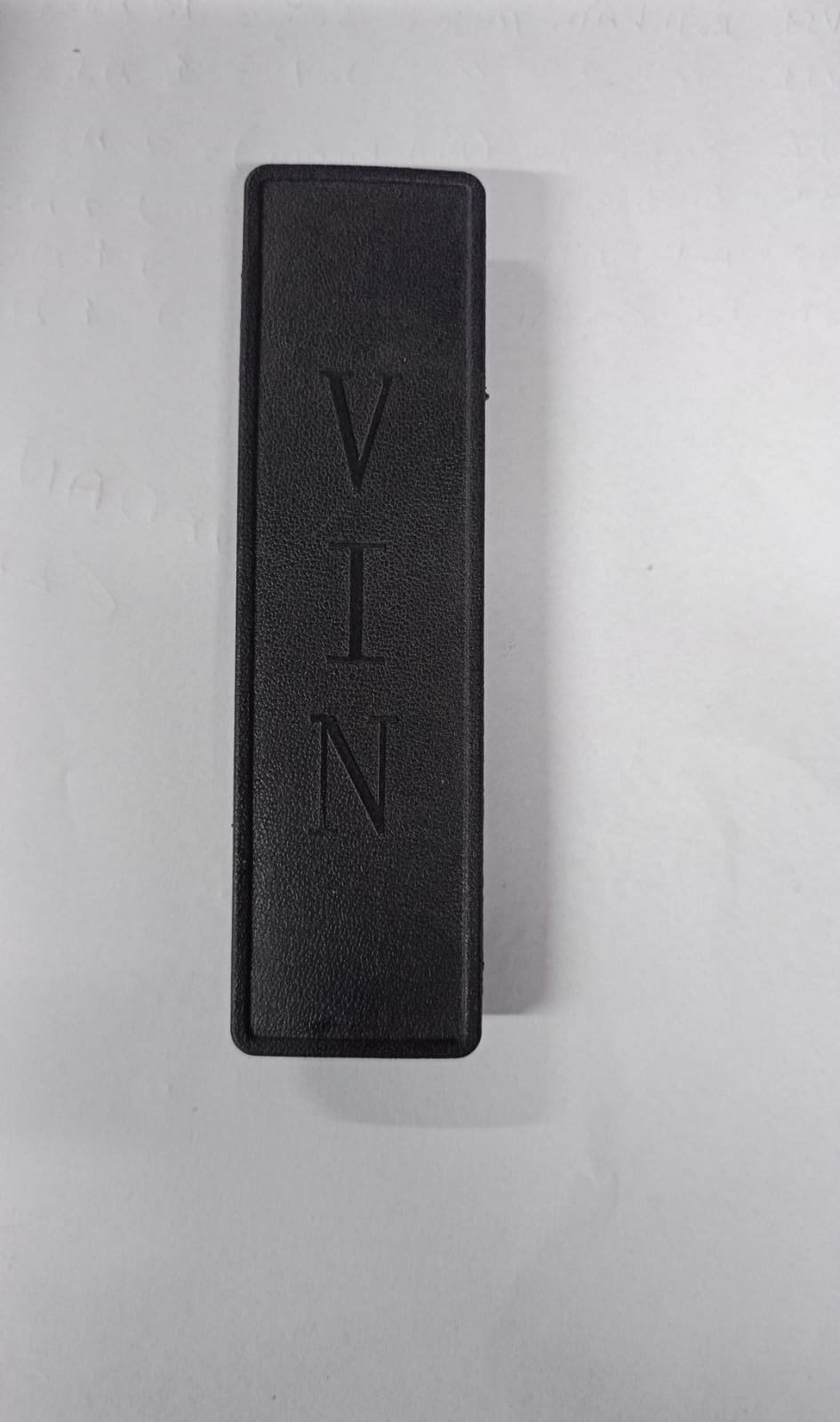 3M301-7011A-00.jpg VS2 ŞASİ NUMARASI KAPAK PLASTİK - Görsel 1